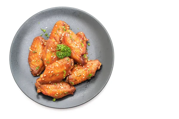 pişmiş Barbekü tavuk kanadı ile Beyaz Susam beyaz arka plan üzerinde izole