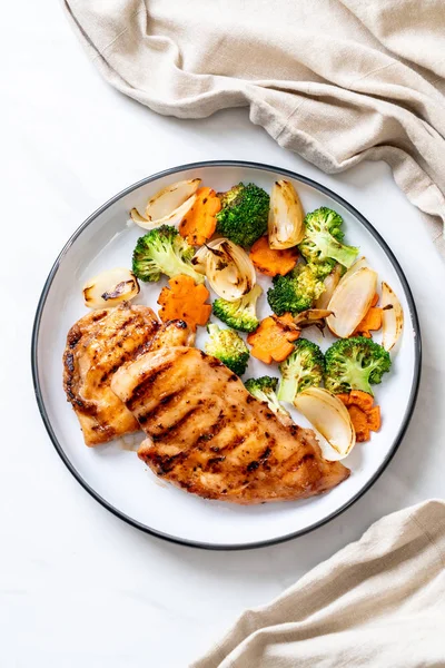 çukurunu tavuk göğsü biftek sebze (brokoli, havuç, soğan ile)