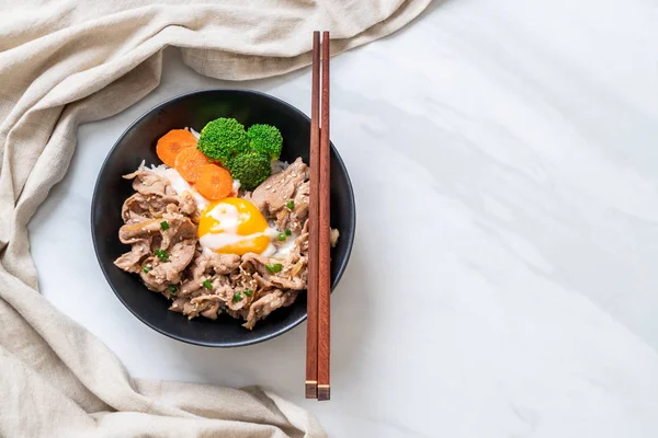 Donburi, domuz eti Pilav kasesi onsen yumurta ve sebze - Japon gıda tarzı