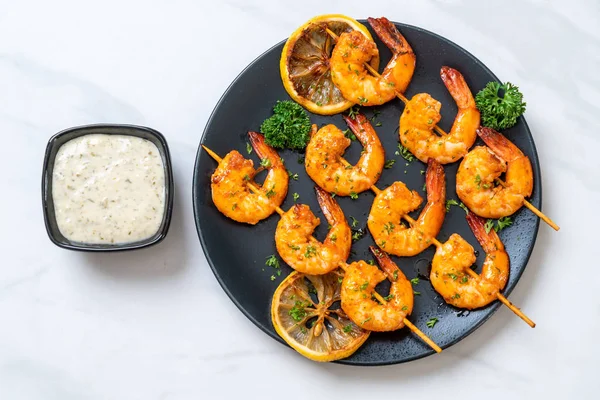 Limon - deniz ürünleri tarzı ile ızgara kaplan karides şiş