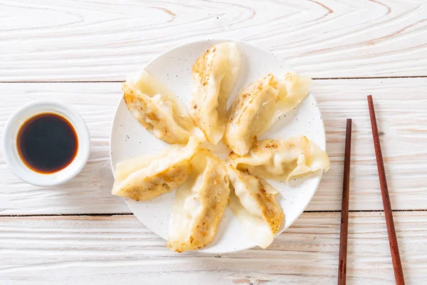 Japon gyoza 'sı ya da soya soslu hamur tatlısı.