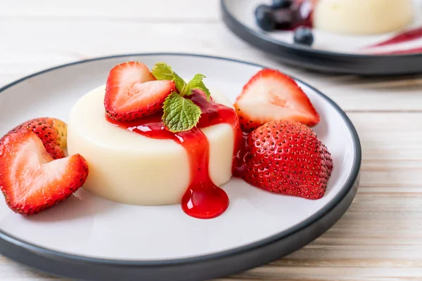 Yogurt Pudding Fresh Strawberries Healthy Food Dessert — Stock Photo, Image