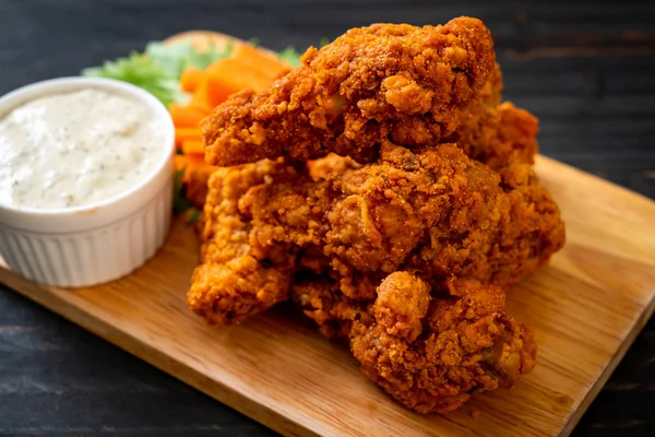 Fried Spicy Chicken Wings Vegetable — Stock Photo, Image