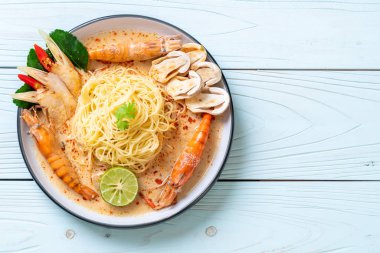 Baharatlı karides spagetti makarna (Tom Yum Goong) - İtalyan Füzyon gıda tarzı
