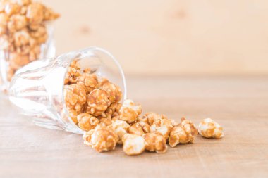 Patlamış Mısır ile karamel kase