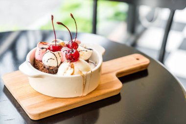 pişmiş hatmi ve dondurma kase ile çikolatalı kek