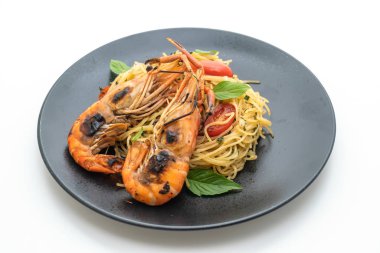 ızgara karides ve beyaz arka plan üzerinde izole domates ile tavada kızartılmış spagetti