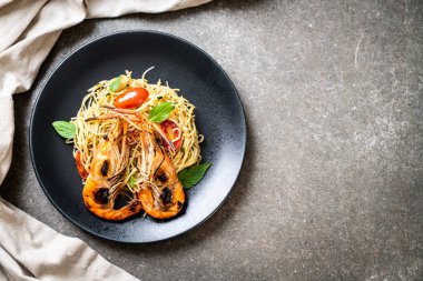 ızgara karides ve domates - İtalyan Füzyon gıda tarzı ile tavada kızartılmış spagetti
