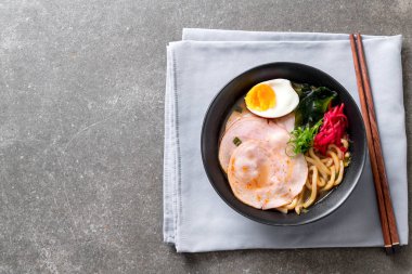 Baharatlı miso udon ramen noodle ile domuz eti - Japon gıda tarzı