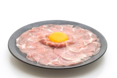 taze dilimlenmiş domuz ham yumurta pişirme veya shabu shabu ve beyaz arka plan üzerinde izole sukiyaki yapma ile