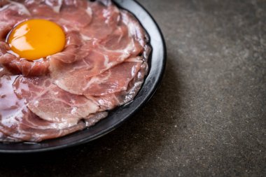 taze dilimlenmiş domuz ham yumurta pişirme veya shabu shabu ve sukiyaki yapma ile
