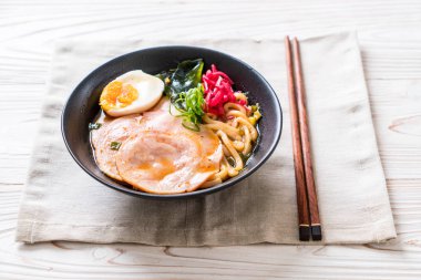 Baharatlı miso udon ramen noodle ile domuz eti - Japon gıda tarzı