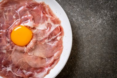 taze dilimlenmiş domuz ham yumurta pişirme veya shabu shabu ve sukiyaki yapma ile