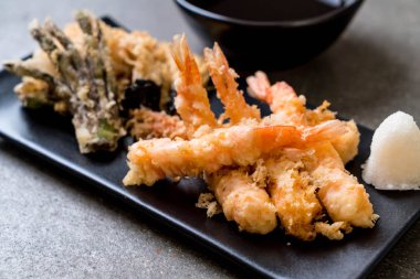karides tempura (hırpalanmış kızarmış karides) sebze - Japon gıda tarzı