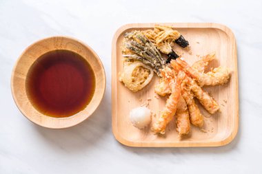 karides tempura (hırpalanmış kızarmış karides) sebze - Japon gıda tarzı