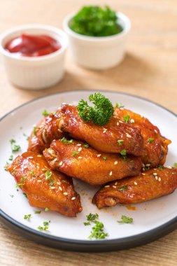 Beyaz susamlı ızgara tavuk kanadı.