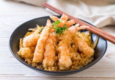 kızarmış karides tempura üzerinde beyaz surat - Japon yemekleri stil tepesinde