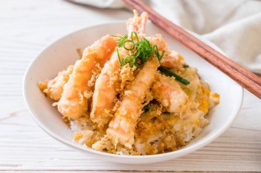 kızarmış karides tempura üzerinde beyaz surat - Japon yemekleri stil tepesinde