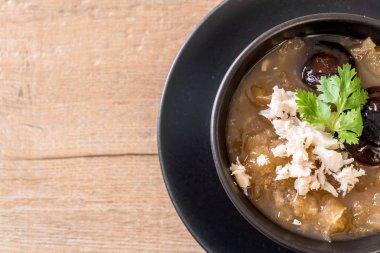 Yengeç kase kırmızı et suyu çorbası kızarmış balık Maw