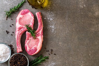 taze domuz pirzolası ham madde ile