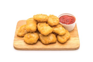 Beyaz arka plan üzerinde izole soslu tavuk nuggets