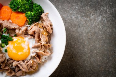 Donburi, domuz eti Pilav kasesi onsen yumurta ve sebze - Japon gıda tarzı