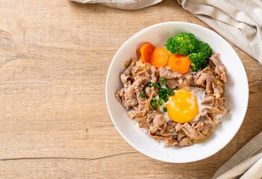 Donburi, domuz eti Pilav kasesi onsen yumurta ve sebze - Japon gıda tarzı