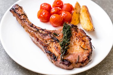 domuz eti biftek plaka üzerinde