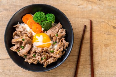 Donburi, domuz eti Pilav kasesi onsen yumurta ve sebze - Japon gıda tarzı