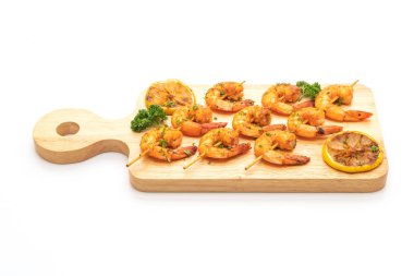 Beyaz arka plan üzerinde izole limon ile ızgara kaplan karides şiş