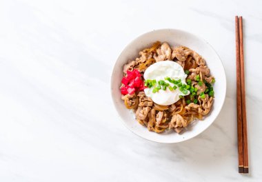 Yumurtalı domuz pirinci kasesi (Donburi) - Japon yemeği tarzı.