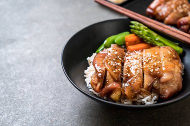 Teriyaki tavuk pilav kasesi - Asya gıda tarzı