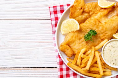 Balık ve patates kızartması. Sağlıksız yiyecekler.