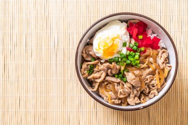 Yumurtalı domuz pirinci kasesi (Donburi) - Japon yemeği tarzı.