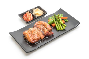 Beyaz arka plan üzerinde izole teriyaki chiciken biftek