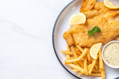 Balık ve patates kızartması. Sağlıksız yiyecekler.