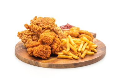 Beyaz arka plan üzerinde izole kızarmış tavuk patates kızartması ve nuggets yemek (abur cubur ve sağlıksız yiyecek)
