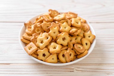 Kahveli bisküvi krakeri.