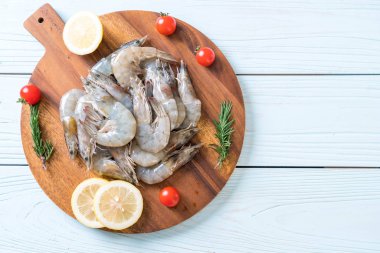 taze karides veya karides malzemelerle ahşap tahta üzerinde ham