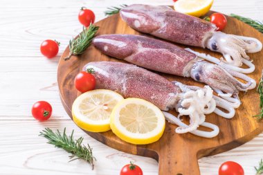 taze ahtapot veya mürekkep malzemelerle ahşap tahta üzerinde ham