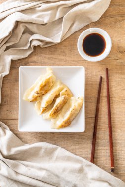 Japon gyoza 'sı ya da soya soslu hamur tatlısı.