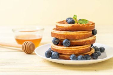 Taze yaban mersinli gözleme.