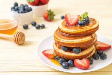 taze yaban mersini, taze çilek ve bal ile sufle gözleme