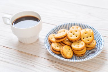 Hindistan cevizli bisküvi ve ananas reçeli.