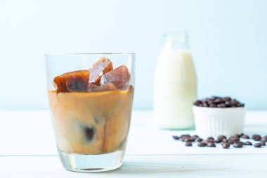 ahşap masa üzerinde sütlü kahve buz küpleri