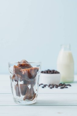 ahşap masa üzerinde sütlü kahve buz küpleri