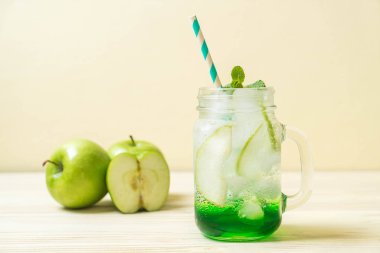 Yeşil elma soda ahşap masa üzerinde