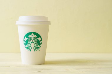 Bangkok, Tayland - 5 Haziran 2018: Beyaz kahve fincanı Starbucks logosu üzerinde tahta arka plan ile. Starbucks dünyanın en büyük kahve evi 61 ülke içinde 20.000'den fazla mağaza ile mi.