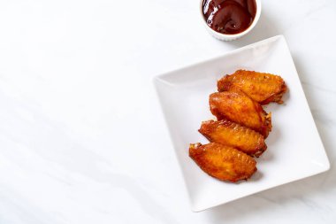 Barbekü tavuk kanadı sosu ile