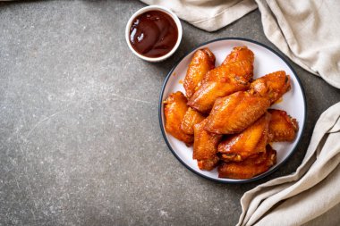 Barbekü tavuk kanadı sosu ile